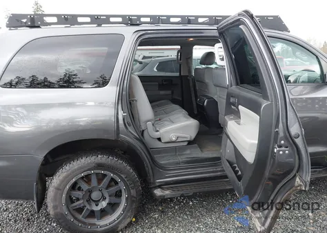 2013 Toyota Sequoia Sr5 5.7L V8 z USA, uszkodzony, nr VIN 5TDBY5G16DS081506